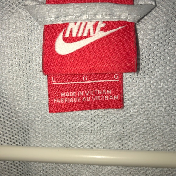 LIKE NEW NIKE WINDBREAKER - Picture 2 of 3